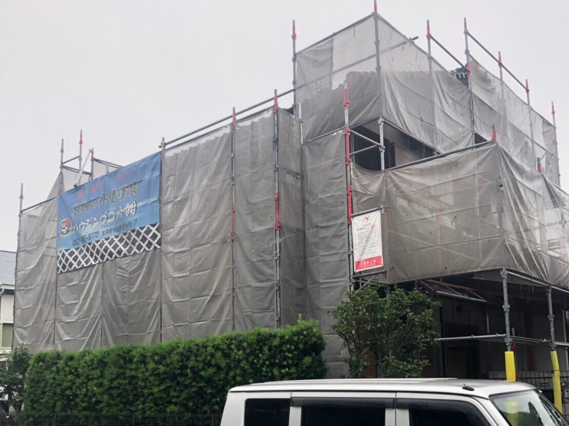 福岡県筑紫野市天拝坂のK様邸で外壁木部の日焼けによる色あせと剥がれを改善し木目を生かす塗装工事を行いました。9月19日完成です。【HPより】