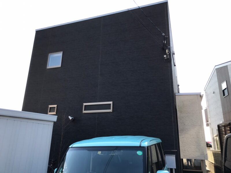 福岡県福岡市東区松崎のM様邸で気にされていたコケの対策を徹底し、ツヤありの塗料で塗装前の状態を再現する外壁と屋根の塗装工事を行いました。4月30日完成です。【ホームページより】