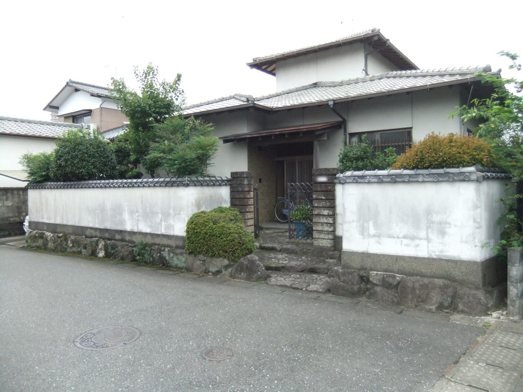 福岡県筑紫野市針摺南のM様邸で汚れと塗膜の劣化を改善する塀塗装工事を行いました。11月6日完成です。【HPより】