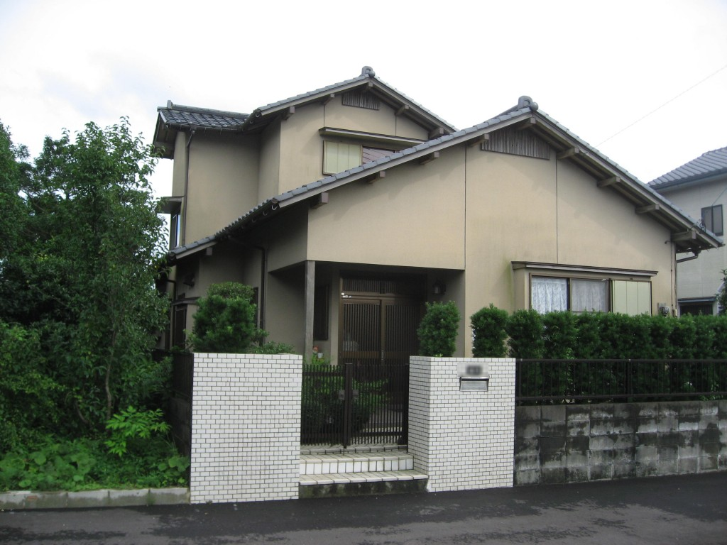 福岡県筑前町のD様邸で外壁の色あせと汚れの付着をきれいな状態に整える外壁塗装工事を行いました。12月5日完成です。