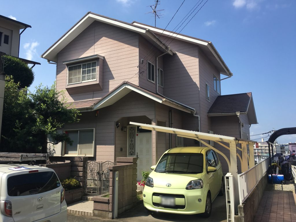 福岡県福岡市東区松島のM様邸で外壁に出てきた色あせと屋根に見られる防水性低下を抑え外まわりを明るく整える塗装工事を行いました。12月30日完成です。