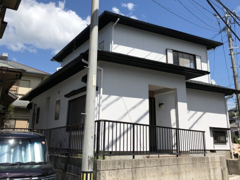 福岡県福岡市東区香椎のH様邸でチョーキング現象と細かなひび割れを改善する外壁塗装工事を行いました。8月18日完成です。【HPより】