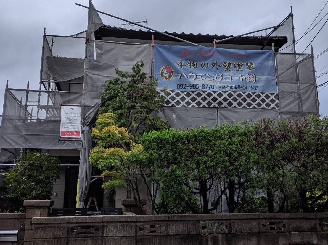 福岡県筑紫野市阿志岐のN様邸で色あせと汚れが見られる外壁を保護する塗装工事を行いました。10月4日完成です。【ご来店より】