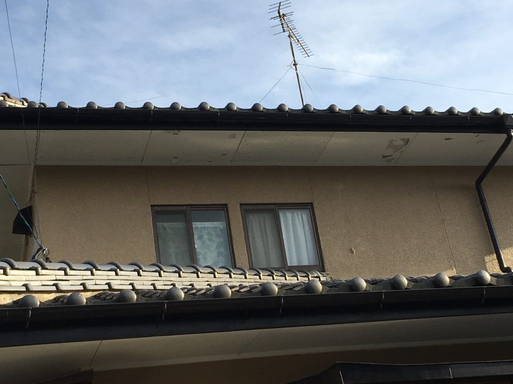 福岡県太宰府市高雄のY様邸で色あせとひび割れを改善する軒天・漆喰塗装工事を行いました。6月7日完成です。【HPより】