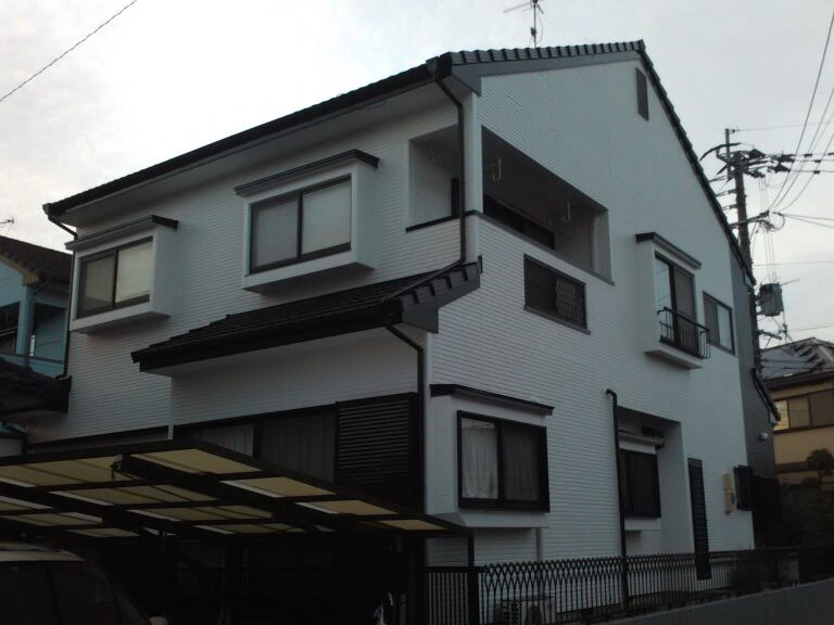 福岡県筑紫野市杉塚のI様邸で外壁の防水性低下と屋根の色あせを整え住まい全体を長く守る塗装工事を行いました。12月9日完成です。【HPより】