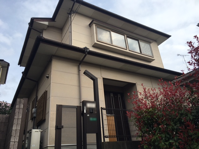 福岡県筑紫野市針摺東のT様邸で雨だれ汚れが目立つ外壁と遮熱性が低下した屋根を保護する塗装工事を行いました。10月15日完成です。