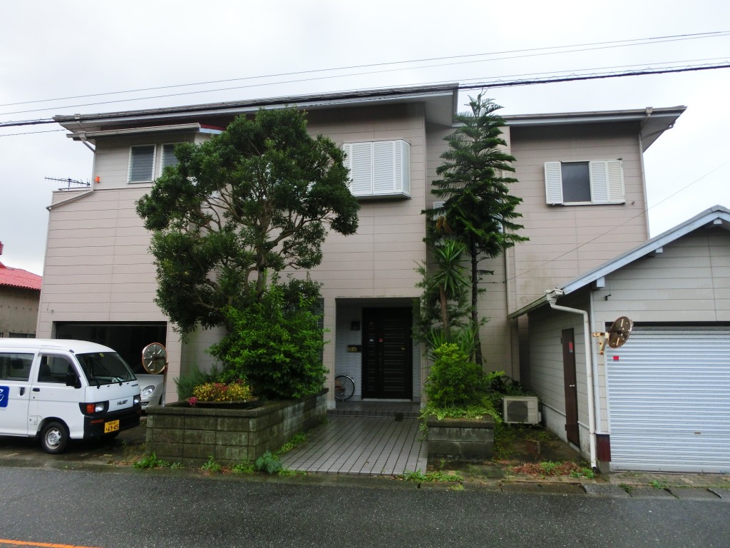 福岡県糸島市志摩岐志のF様邸で外壁の色ムラと屋根の防水性低下を整え住まい全体を明るく保護する塗装工事を行いました。3月24日完成です。【HPより】
