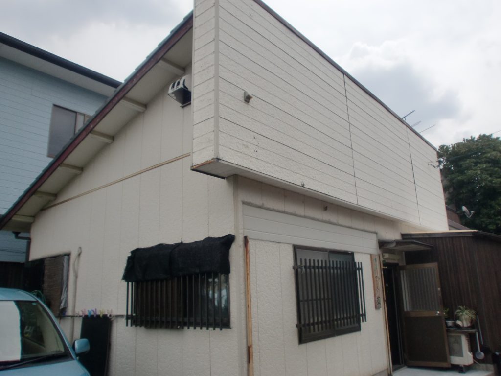 福岡県太宰府市通古賀のT様邸で外壁のひび割れと屋根の色あせを美しく再生する塗装工事を行いました。7月20日完成です。【HPより】