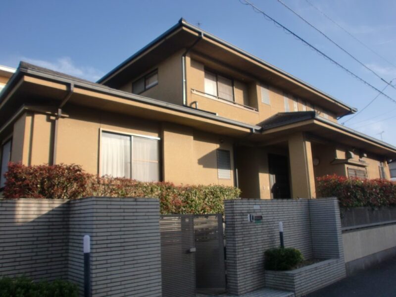 福岡県糟屋郡志免町のB様邸で外壁のチョーキングと屋根の色あせに対応する外壁屋根塗装工事を行いました。7月26日完成です。
