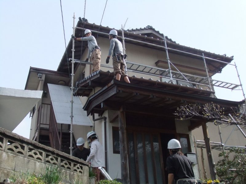 福岡県筑紫野市二日市北のK様邸で外壁と屋根の劣化を改善するための足場組立と塗装工事を行いました。4/5完成です。【ホームページより】