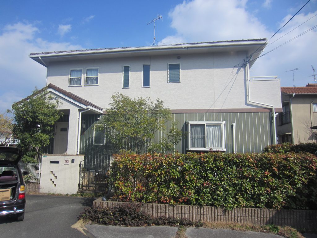 福岡県筑紫野市湯町のH様邸で防水性の低下を改善する外壁塗装工事を行いました。6月21日完成です。【HPより】