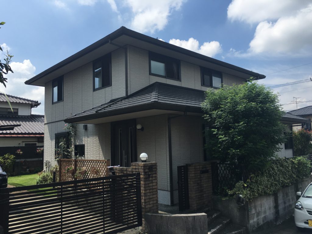 福岡県大野城市南が丘のH様邸で塗膜の防水性低下を改善する外壁と屋根の塗装工事を行いました。12月26日完成です。【HPより】