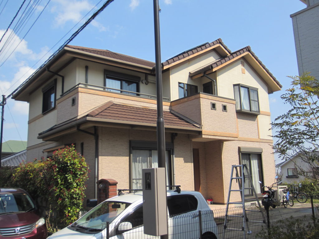 福岡県福岡市西区室見が丘のT様邸で外壁に出てきた色あせと屋根に見られる塗膜の摩耗を整え外まわりを明るくきれいに仕上げる塗装工事を行いました。9月7日完成です。