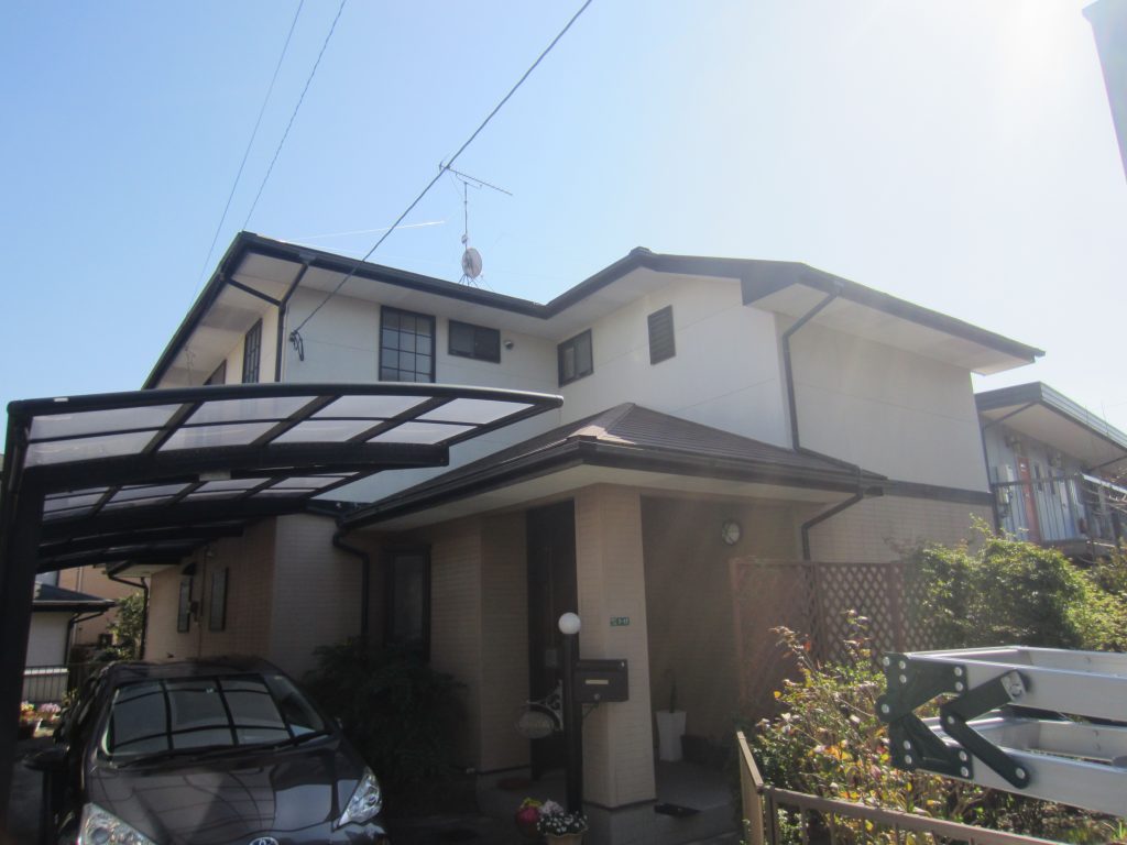 福岡県筑紫野市針摺中央のK様邸で色あせとチョーキング現象を改善する外壁塗装・屋根塗装工事を行いました。8月3日完成です。【HPより】