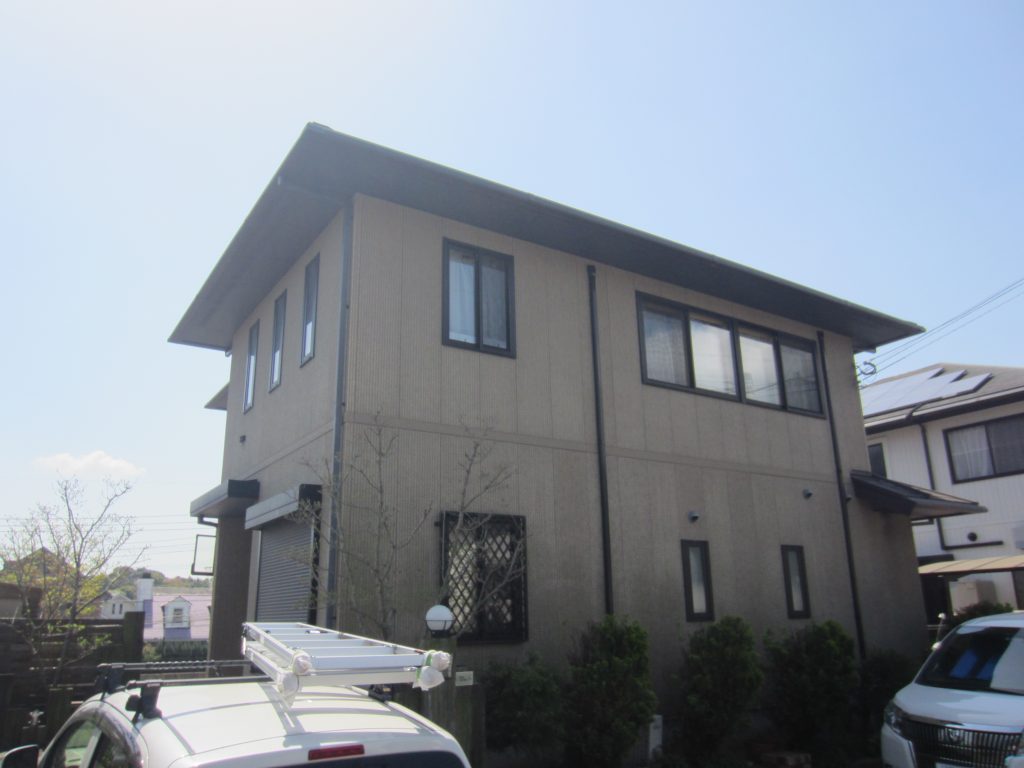 福岡県小郡市希みが丘のO様邸で外壁の色あせと屋根の防水性低下を整え落ち着いた住まいの印象を守る塗装工事を行いました。6月9日完成です。【HPより】