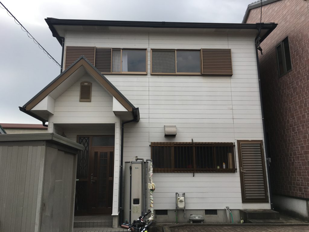 福岡県筑紫野市湯町のI様邸で白い外壁の汚れや屋根の色あせを整え清潔感のある外観を長く守る塗装工事を行いました。5月8日完成です。【HPより】