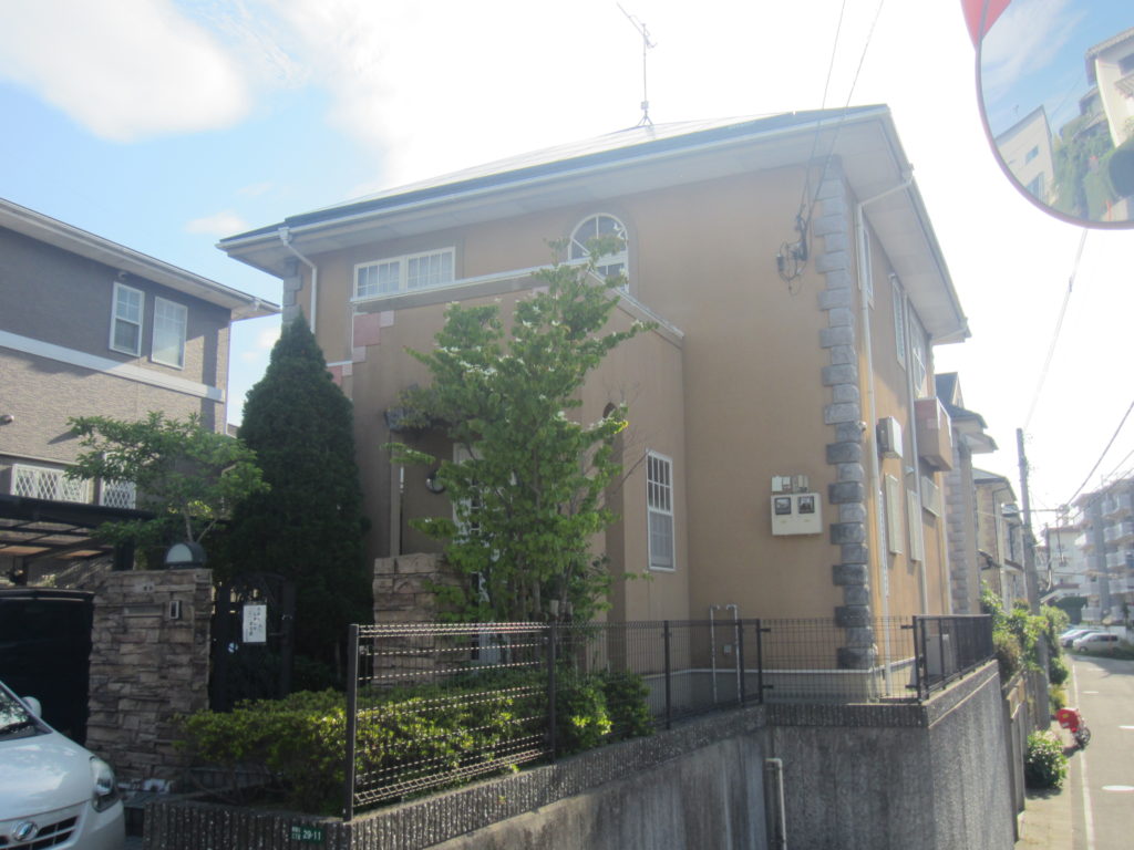 福岡県太宰府市青葉台のT様邸で外壁の色あせと屋根の防水性低下が見られるお住まいを保護する塗装工事を行いました。12月15日完成です。