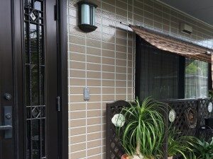 福岡県筑紫野市美しが丘南のI様邸で外壁のコーキング劣化と屋根の防水性低下を改善する塗装工事を行いました。7月28日完成です。【チラシより】