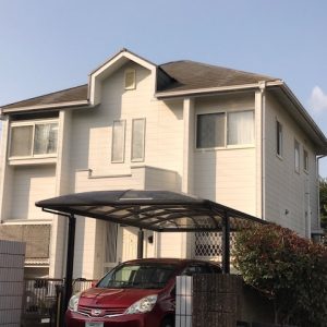 福岡県福岡市東区松崎のY様邸で外壁の色の変化と屋根の防水性が気になり始めたお住まいを整える塗装工事を行いました。5月12日完成です。