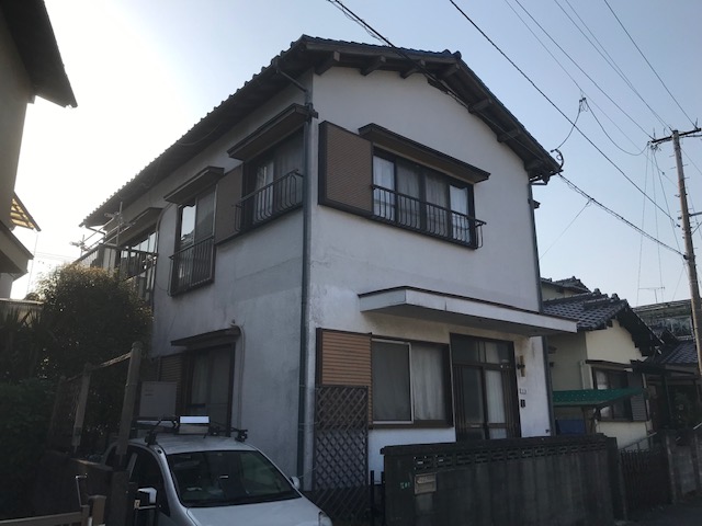 福岡県太宰府市都府楼南のK様邸で汚れと防水性低下が見られる外壁を保護する塗装工事を行いました。6月27日完成です。【HPより】