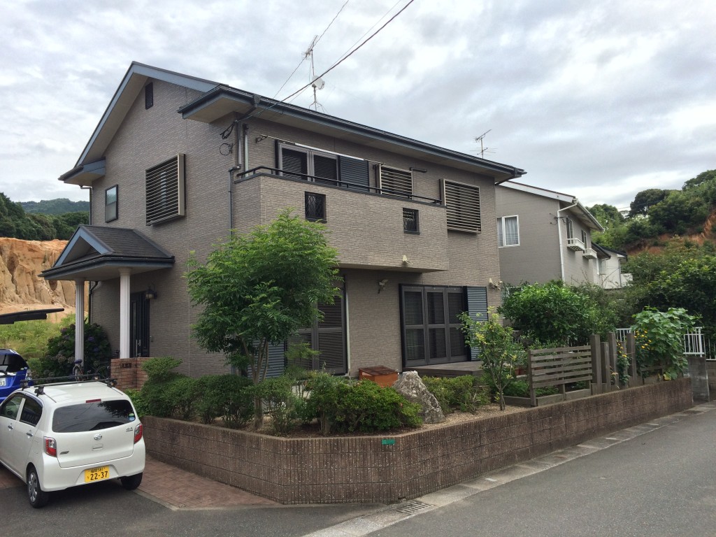 福岡県太宰府市坂本のO様邸で外壁のチョーキング現象と屋根の色あせに対応する塗装工事を行いました。10月26日完成です。【HPより】