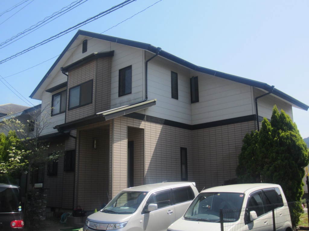 福岡県糟屋郡宇美町ゆりが丘のH様邸で外壁の色あせと屋根の防水性低下を改善する塗装工事を行いました。10月24日完成です。【HPより】