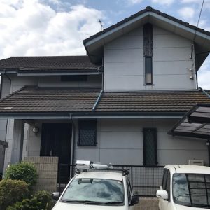 福岡県古賀市舞の里のO様邸で外壁の継ぎ目の傷みと屋根の色むらを整える塗装工事を行いました。8月12日完成です。【HPより】