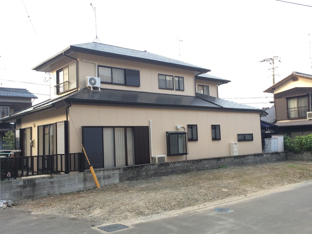 福岡県筑紫野市俗明院のY様邸で外壁のひび割れと屋根の色あせを改善する塗装工事を行いました。8月10日完成です。【HPより】