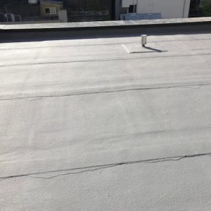 福岡県福岡市東区のSSマンションで屋上防水のひび割れと色あせしている屋根を見違えるようにきれいにする塗装防水工事を行いました。4月21日完成です。【HPより】