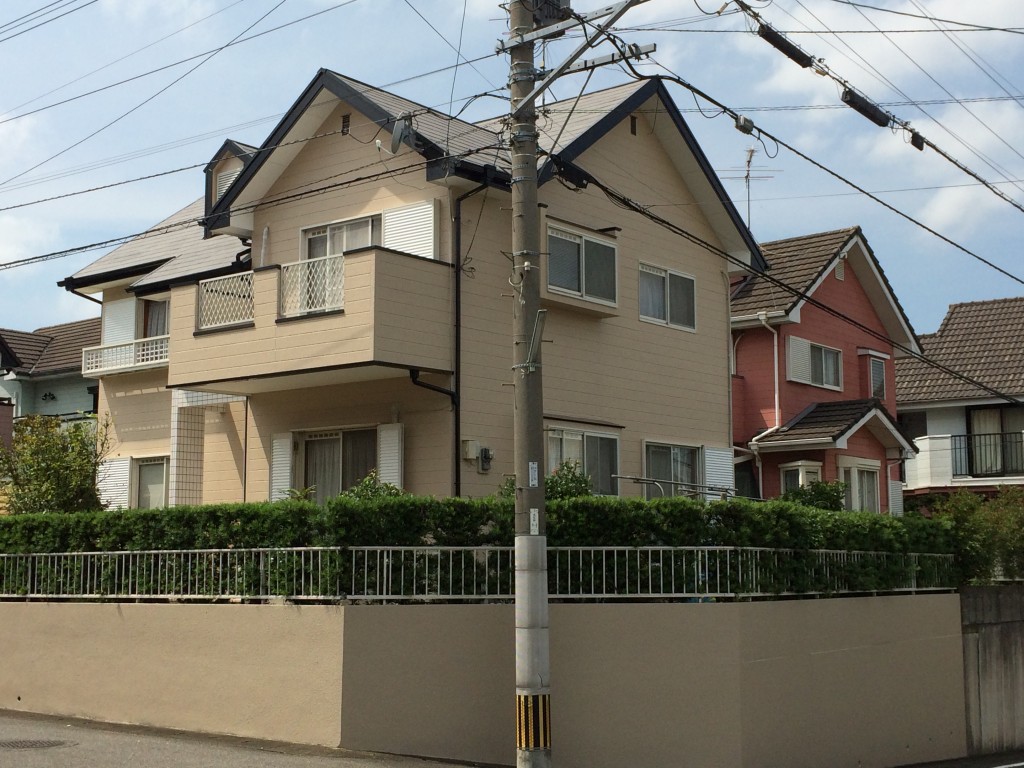 福岡県太宰府市青葉台のH様邸で外壁のコーキング劣化と屋根の色あせに対応する塗装工事を行いました。8月29日完成です。【HPより】