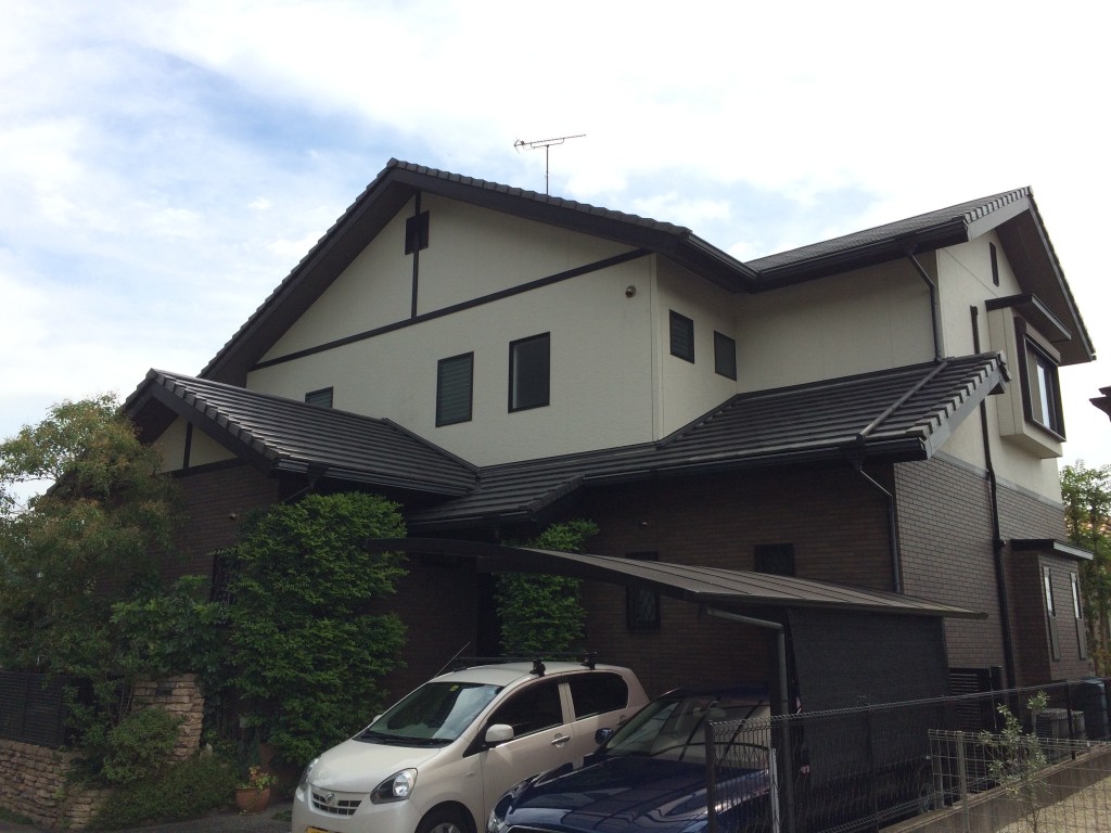 福岡県太宰府市白川のN様邸でひび割れと塗膜の防水性低下に対応する外壁塗装工事を行いました。12月30日完成です。【HPより】