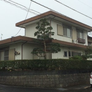 福岡県筑紫野市筑紫のY様邸で外壁の色の変化が気になり始めたお住まいを整える外壁塗装工事を行いました。10月27日完成です。
