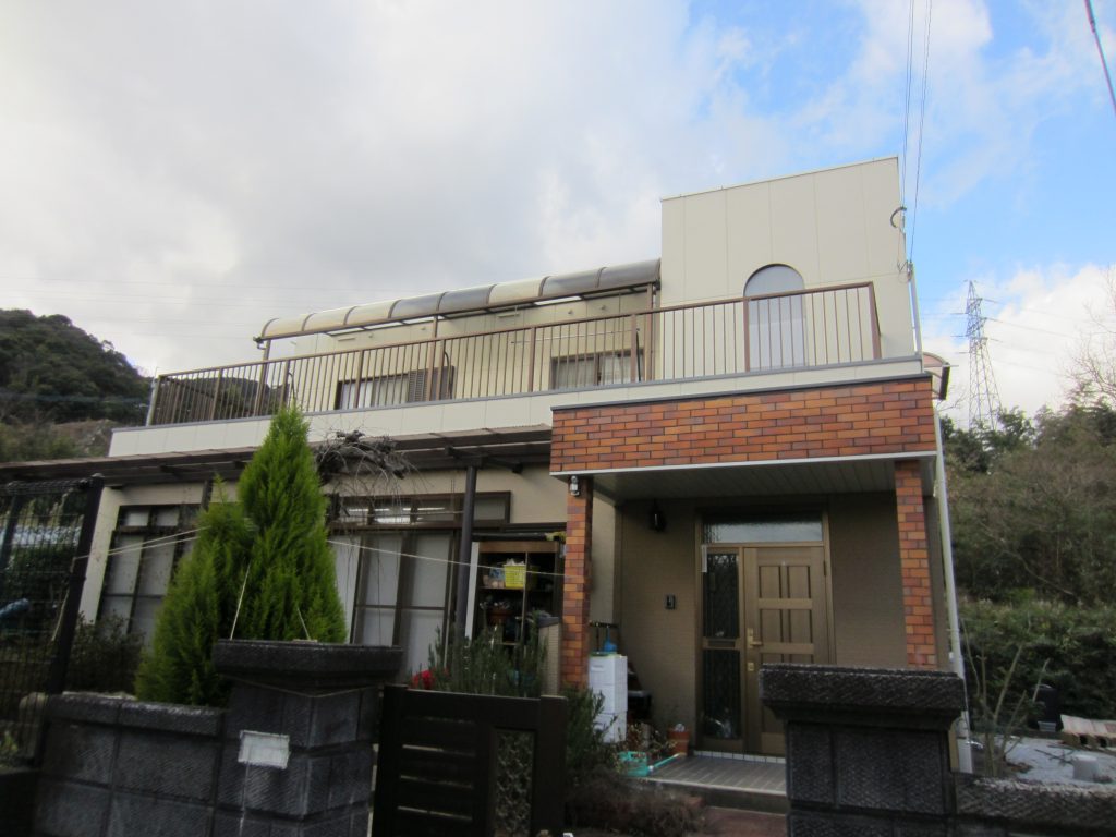 福岡県太宰府市三条のK様邸でひび割れとバルコニー防水層の劣化を改善する外壁塗装と防水工事を行いました。7月21日完成です。【HPより】