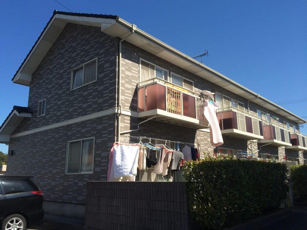 福岡県筑紫野市原田のMアパート様で外壁の色あせとチョーキング現象を美しくよみがえらせる塗装工事を行いました。6月1日完成です。【HPより】