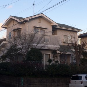 福岡県筑紫野市紫のK様邸で外壁の色あせやチョーキングに対し下地から整える外壁・屋根塗装工事を行いました。3月29日完成です。