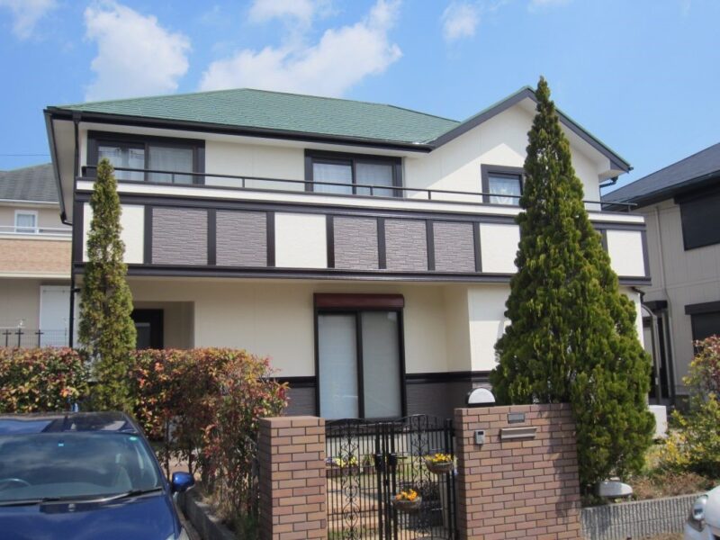 福岡県小郡市美鈴が丘のY様邸で屋根の色あせと外壁の防水性低下を改善する塗装工事を行いました。3月23日完成です。【HPより】