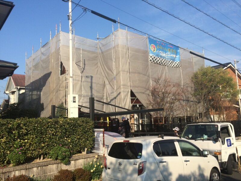 福岡県筑紫野市光が丘のM様邸で屋根表面の防水機能低下と汚れの付着が進んだ屋根を保護し直す塗装工事を行いました。2月5日完成です。