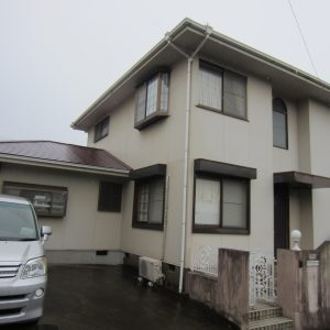福岡県福岡市東区舞松原のI様邸で外壁の黒ずみや汚れと屋根の塗膜の傷みを整える塗装工事を行いました。6月2日完成です。【HPより】