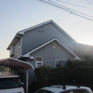 福岡県筑紫野市美しが丘北のT様邸で防水性の低下を改善する外壁塗装と耐候性を高める屋根塗装と劣化部分を保護する一部金属サイディング張り工事を行いました。7月27日完成です。【HPより】