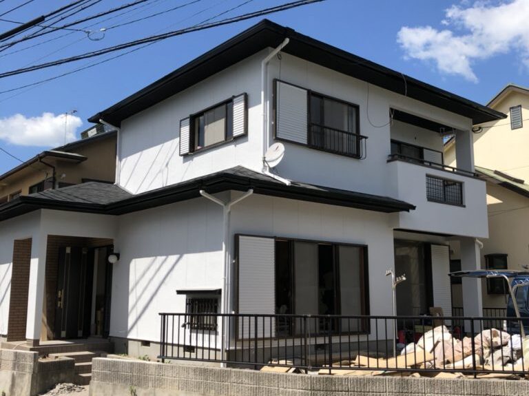 福岡県福岡市東区香椎のH様邸でチョーキング現象と細かなひび割れを改善する外壁塗装工事を行いました。8月18日完成です。【HPより】