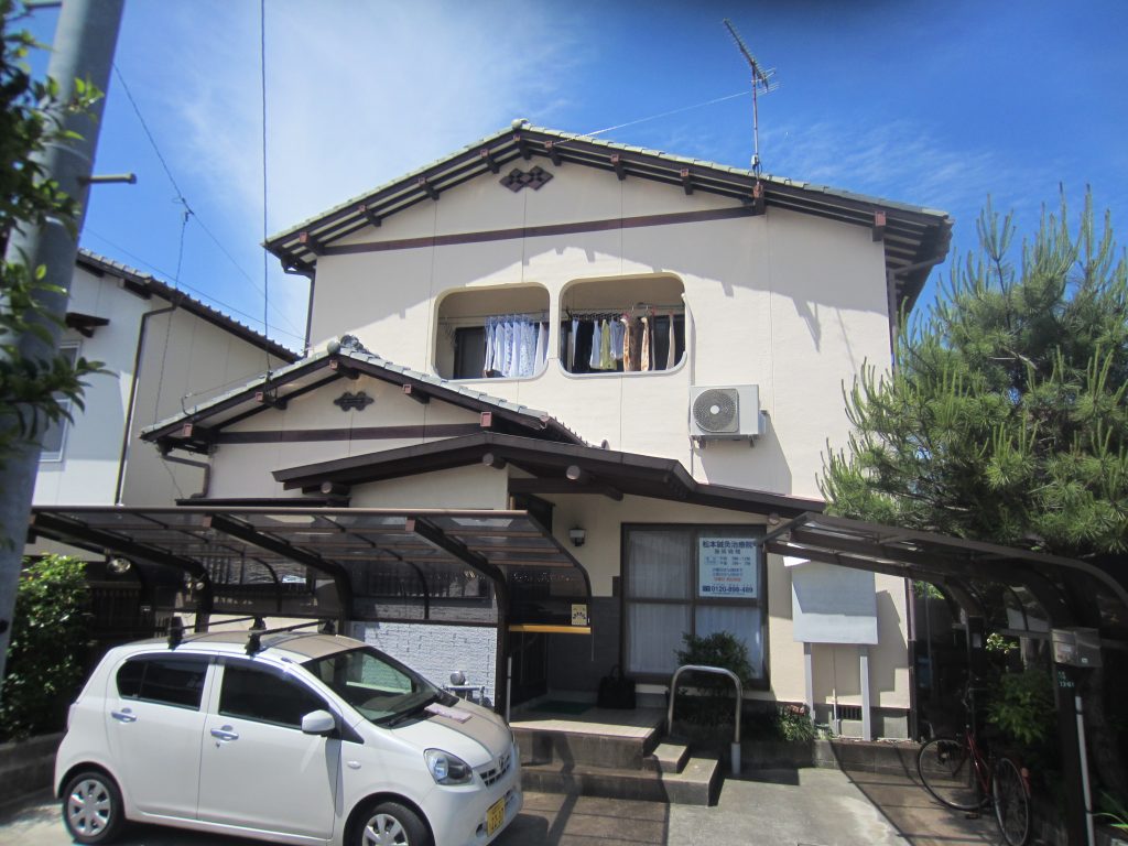 福岡県太宰府市五条のM様邸で色あせが進んだ外壁の防水性を整える塗装工事を行いました。8月22日完成です。