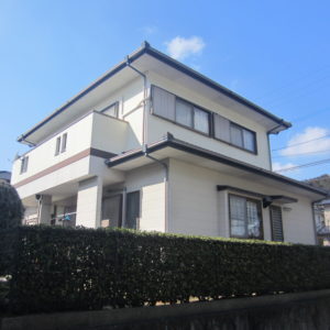 福岡県筑紫野市原のS様邸で外壁の色あせと屋根の防水性低下を改善する塗装工事を行いました。5月10日完成です。【チラシより】
