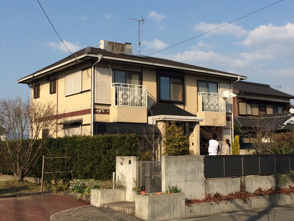 福岡県三井郡大刀洗町のH様邸で外壁のチョーキングと屋根の色あせを改善する塗装工事を行いました。6月6日完成です。【HPより】