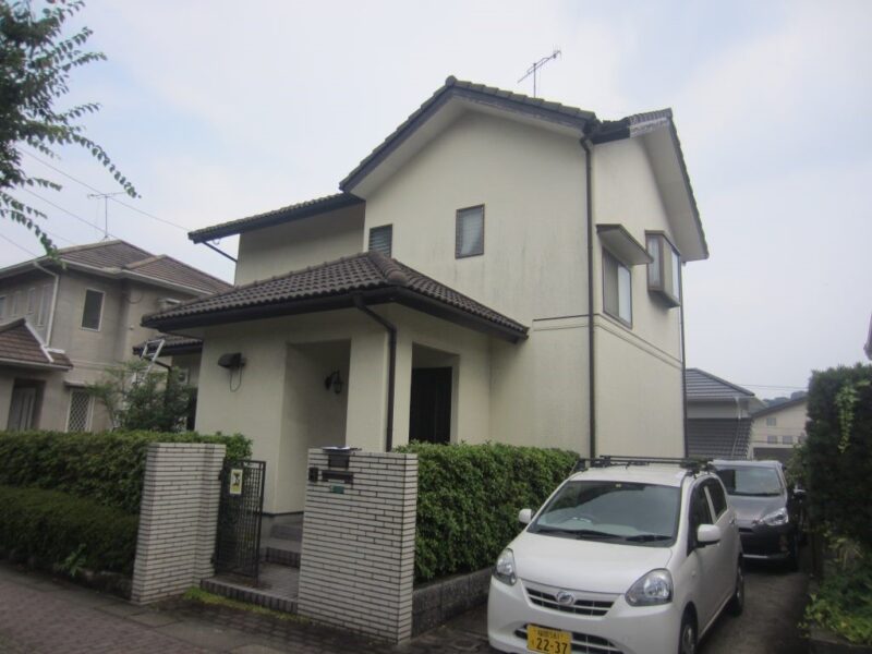 福岡県太宰府市大佐野のB様邸で色あせや塗膜劣化が見られる外壁と屋根をきれいに整える塗装工事を行いました。1月20日完成です。