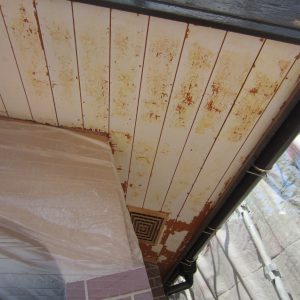 福岡県太宰府市梅香苑のA様邸で軒天のサビ汚れと破風板の塗膜剥がれを美しく再生する塗装工事を行いました。9月14日完成です。【HPより】