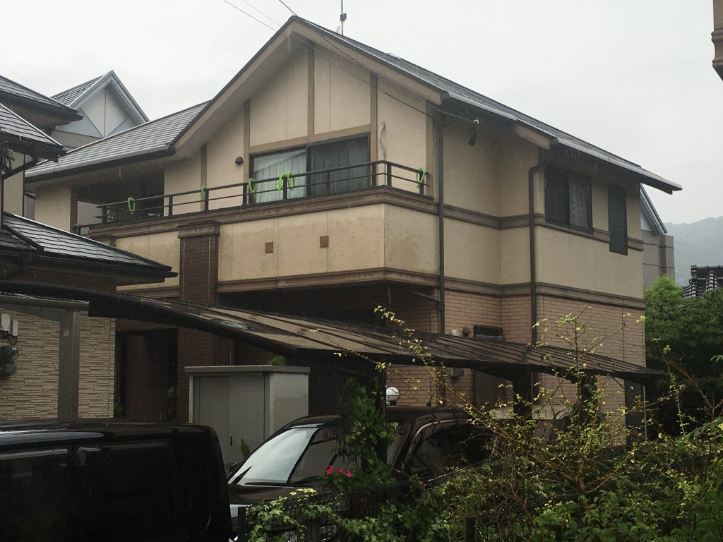 2/22完成です。太宰府福岡県太宰府市石坂のI様邸で外壁のチョーキング現象と屋根の色あせが進行している状態を美しく整える塗装工事を行いました。2月22日完成です。【チラシより】