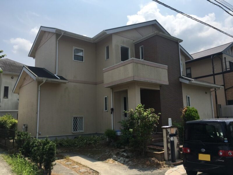 福岡県福岡市西区室見が丘のT様邸で淡い外壁に出た雨だれ汚れと屋根の保護機能を整え上品な外観を保つ塗装工事を行いました。12月6日完成です。【HPより】