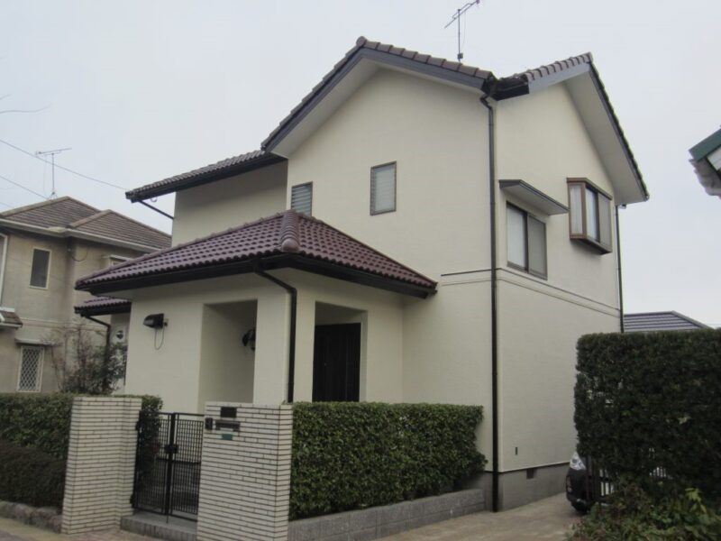 福岡県太宰府市大佐野のB様邸で色あせや塗膜劣化が見られる外壁と屋根をきれいに整える塗装工事を行いました。1月20日完成です。