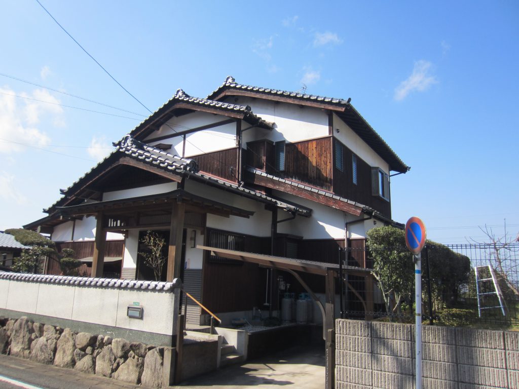 福岡県太宰府市水城のK様邸でチョーキング現象と塗膜劣化を改善する外壁塗装工事を行いました。5月2日完成です。【HPより】