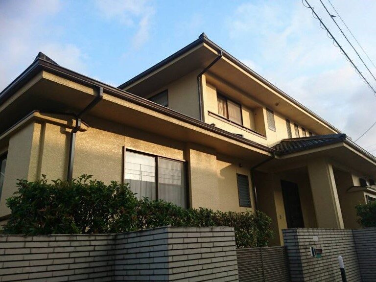 福岡県糟屋郡志免町のB様邸で外壁のチョーキングと屋根の色あせに対応する外壁屋根塗装工事を行いました。7月26日完成です。